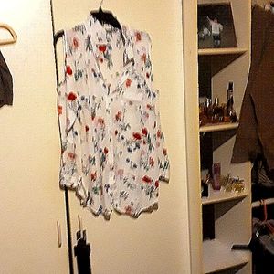 Blouse with open shoulders